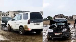 ஹூண்டாய் சாண்ட்ரோ காரோடு டாடா சஃபாரியை மோத விட்டா இதுதான் நடக்கும்!! எல்லாம் காசு இருக்குற திமிரு!