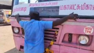 30 ஆண்டுகளாக இவர் பஸ்ஸை இயக்கி வந்தது இந்த வழித்தடத்திலா!! மதுரை அரசு பஸ் டிரைவரின் கண்கலங்க வைக்கும் வீடியோ!