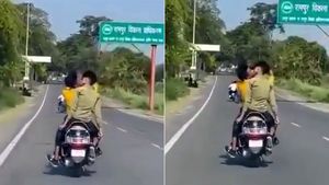 ஸ்கூட்டியில் முதலிரவு கொண்டாடிய இளசுகள்! இந்த வீடியோக்கு முன்னாடி இங்கிலீஷ் படம்லாம் ஓரமாதான் நிக்கணும்!