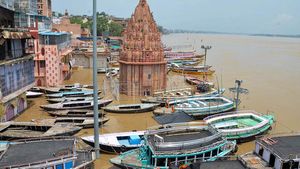 கங்கை நதியில இப்படி ஒரு படகு ஓட போகுதா!.. இதில் பயணிக்க மக்கள் கூட்டம் அலை மோதபோகுது!