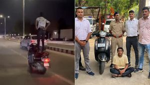 நடுரோட்டில் இளைஞர் செய்த காரியம்!! அகமதாபாத் போலீஸுக்கு குவியும் பாராட்டுகள் - வைரல் வீடியோ!