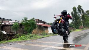 செமயா வீலிங் பண்ணலாம்! எக்ஸாஸ்ட் சவுண்ட் வேற லெவல்ல இருக்குது! டிரையம்ப் ஸ்பீடு 400 ரிவியூ இதோ!