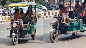 ஒரு கையில் குழந்தை... மறு கையில் ஆட்டோ ஸ்டேரிங்!! இணையத்தில் வைரலாகும் யார் இந்த ஏழை தாய்?