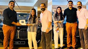 விலைமிக்க பி.எம்.டபிள்யூ காரை டெலிவிரி எடுத்தது இந்த நட்சத்திர தம்பதியா! இவர்களால் மட்டுமே இதெல்லாம் சாத்தியம்