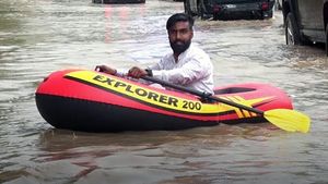 கால்முட்டி அளவுக்குதான் மழைநீர் தேங்கியிருக்கு... இதுக்கு ரப்பர் படகா!! பரபரப்பான சாலையில் இளைஞரின் அட்டகாசம்