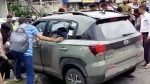 இப்பதான் லான்ச் ஆச்சு! அதுக்குள்ள விபத்தா! டாடா ஷோரூம் முன்னாடி நடந்ததால் சந்தேகம் கிளப்பும் நெட்டிசன்கள்!