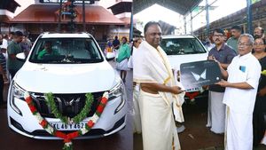 குருவாயூர் கோவிலுக்கு நன்கொடையாக வழங்கப்பட்ட மிக விலை உயர்ந்த கார்.. இவங்க இந்த கோவிலோட தீவிர பக்தர்களா?..