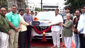 கார்ப்பிரேட் நிறுவனத்துக்கு இவ்வளவு கடவுள் பக்தியா!! புது புது காரை வாரி வழங்குது- சனஸ்தானத்திடம் கார் சாவிகள்