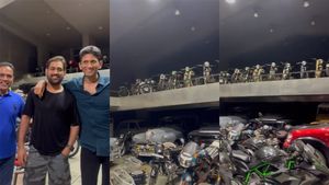 “தோனி நான் பார்த்ததிலேயே வித்தியாசமான மனிதர்!!” - பைக் கேரேஜை பார்த்து வாயடைத்து போன முன்னாள் கிரிக்கெட் வீரர்