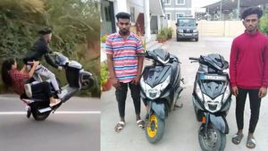 பின்னாடி பொண்ணு இருந்தா, இப்படியெல்லாம் செய்ய தோணுதா? பரபரப்பான சாலையில் இளைஞர்களின் செயல்!!