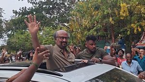 சூப்பர்ஸ்டார் ரஜினிகாந்த்... கார் சன்ரூஃப் வழியா எட்டி பார்ப்பாருனு நினைச்சே பார்க்கல!!