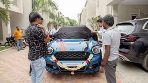 உதயநிதி ஸ்டாலின் பரிசாக வழங்கிய மினி கூப்பர் காரின் விலை இவ்வளவு காஸ்ட்லியா? இந்த காருல அப்படி என்ன இருக்குது?