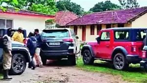 தயவு செஞ்சி கார்களை இந்த இடங்களுக்கு எல்லாம் ஓட்டி போகாதீங்க... மொத்தமா பத்து கார்களை தூக்கிட்டாங்க...