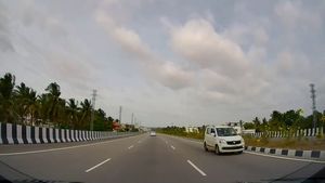 கோடி, கோடியாய் செலவழித்து சாலையை போட்டாலும், மக்கள் இப்படி இருந்தா நோ யூஸ்!! விபத்து நடக்க இதுவும் ஒரு காரணம்!
