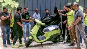 ஷோரூம்களுக்கு வந்தாச்சு!! எல்லாரும் இந்த நிறத்தில் ஓலா ஸ்கூட்டரை வாங்க போறாங்க - புக்கிங்குகள் விறுவிறுப்பாக!