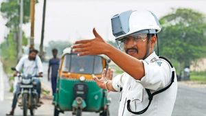 துபாய்ல கூட இப்படி ஒரு ஹெல்மெட்ட போலீஸ்காரர்களுக்கு கொடுத்திருக்க மாட்டாங்க.. சூப்பர் ஹெல்மட்டா இருக்கே!