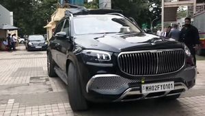 3 கோடி ரூபாய் சொகுசு காரில் வந்தது இவரா! முன்னாடி நல்லா உத்து பாத்தப்பதான் அந்த விஷயம் தெரிஞ்சுது!