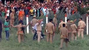 மொத்த கூட்டமும் ஆடி போயிருச்சு! சாதா பைக்கை ஓட்டீட்டு வந்தது அவரா! எல்லாரும் சொல்ற மாரி அரசியலுக்கு வரப்போறாரா