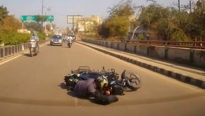 ஒரு செகண்ட்தான்! பைக் ஓட்டும்போது இளைஞர் செய்த காரியத்தால் நடந்த பயங்கரம்! நம்ம எல்லாருக்கும் இது ஒரு பாடம்!