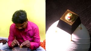 நம்ம கோயம்புத்தூர் கலைஞர் அசத்திட்டாருங்க!! சந்திரயான்-3 விக்ரம் லேண்டரை தங்கத்தில் கண்முன் நிறுத்திட்டாரு!