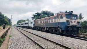 2 மாதம் கூட முழுசா முடியல!! வந்தே பாரத் இரயிலுக்கு பழைய என்ஜின் - பிரதமர் துவங்கி வைத்த இரயில் சேவை ஆச்சே!!