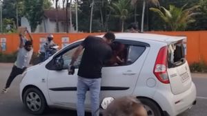 காருக்கு உள்ளே ஆட்கள் இருந்தபோது குடிகாரர் செய்த காரியம்! வீடியோவ பாத்து ஒட்டுமொத்த இந்தியாவும் ஆடி போயிருச்சு