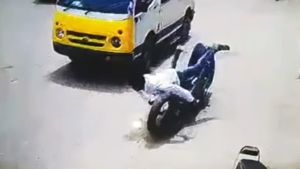 கொல நடுங்குது! ஓடி கொண்டிருந்தபோதே ரெண்டா பிளந்த பைக்! காரணம் தெரிஞ்சா இனிமேல் வண்டில ஏறவே பயப்படுவீங்க!