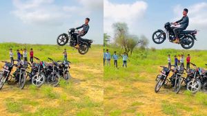 ஸ்பிளெண்டர் பைக்கால இவ்ளோ உயரத்துக்கு பறக்க முடியுமா? இவரோட இந்த திறமையை பாரட்டியே ஆகவேண்டும்!