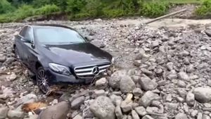 மண்ணில் புதைந்த நிலையில் கண்டெடுக்கப்பட்ட சொகுசு கார்.. இந்த கார யாருங்க இப்படி பண்ணது?..