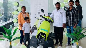 இவ்ளோ கம்மியான விலையில் எலெக்ட்ரிக் ஸ்கூட்டரா! ஓலா வண்டி இல்லாத வீடே இல்லங்கற நிலைமை வரப்போகுது பாருங்க!