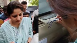 பிரபல நடிகை செய்த அந்த ஒரு செயல்!! மனம் குளிர்ந்து போன ரசிகர் - வீடு முன் குவிந்த கூட்டம்!