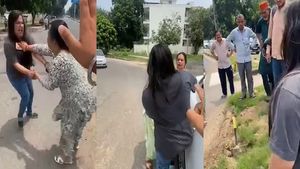 நட்ட நடு ரோட்டில் பெண்கள் செய்யற வேலையா இது! இந்த வீடியோவை பாத்ததும் தூக்கி வாரி போட்றுச்சு!
