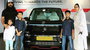 சாதாரண எலெக்ட்ரிக் காரை வாங்கியது இவ்ளோ பெரிய ஆளா! விலை எவ்ளோனு தெரிஞ்சா நீங்களும் இப்பவே வாங்கீருவீங்க!