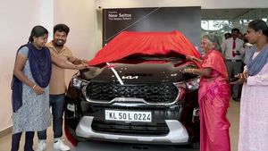 இவ்ளோ பெரிய ஆளா! சாதாரண காரை வாங்கிய பாட்டியின் உண்மை முகம்! யார்னு தெரிஞ்சதும் வாயடைத்து போன மக்கள்!