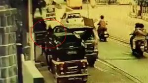 ரோட்டில் சென்றவர்களுக்கு கொஞ்ச நேரத்தில் பயம் தொண்டையை கவ்விடுச்சு!! இன்னோவாவில் வந்த குட்டி எமன்!