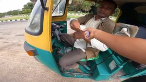 கண் கட்டி வித்தையில் ஈடுபட்ட ஆட்டோ டிரைவர்! வீடியோவை ரிப்பீட் பண்ணி பார்த்தபோது அதிர்ச்சி! நாடே ஆடி போயிருச்சு