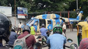 விசித்திரமான நிறத்தில் இருந்த ஹெலிகாப்டர்... நடு ரோட்டில் லேண்டிங்!! மிரண்டு போன வாகன ஓட்டிகள்