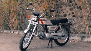 40 வருடம் பழமையான பைக் என்று சொன்னால் யாரும் நம்ப மாட்டாங்க!! காசை தண்ணி போல் செலவு செய்துள்ள ஓனர்!