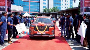 இப்படிப்பட்ட காரை ஒரே நாள்ல இத்தனை பேருக்கு டெலிவரி பண்ணீட்டாங்களா? சென்னையில் மாஸ் காட்டிய ஹோண்டா
