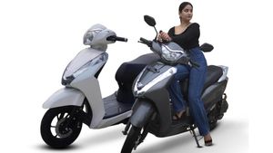 சிங்கிள் சார்ஜில் 300 கிமீ ஓடும்! இந்த ரேட்டுக்கு எப்படி தர்றாங்க! ரூம் போட்டு யோசிக்கும் போட்டி நிறுவனங்கள்!