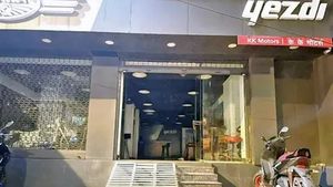 வாடிக்கையாளர்களின் பணத்தை அபேஸ் செய்துவிட்டு தலைமறைவாகிய டூ-வீலர் விற்பனையாளர்.. இப்படியும் ஸ்கேம் நடக்குமா?