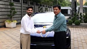 ரூ1.4 கோடி விலையுள்ள போர்ஷே காரை அனிருத்க்கு பரிசு வழங்கிய கலாநிதி மாறான்!ஜெயிலர் படம் இவ்வளவு வசூலாகிடுச்சா
