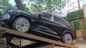 3.5 கோடி ரூபா காரை அசால்டாக டிரக்கில் வீட்டுக்கு எடுத்து வந்த பிரபல நடிகை.. யாருயா அந்த நடிகை?