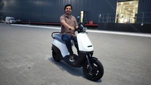 மலிவு விலை ஓலா எலெக்ட்ரிக் ஸ்கூட்டரின் புகைப்படத்தை வெளியிட்ட ஓலா சிஇஓ.. ஆஹா உற்பத்தியை தொடங்கிட்டாங்களா!!