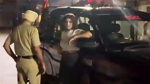 போலீஸ் காரிலேயே இப்படியா! வீடியோ வெளியானதால் அதிர்ச்சியில் உறைந்த இன்ஸ்பெக்டர்! காட்டு தீ மாதிரி பரவுது!
