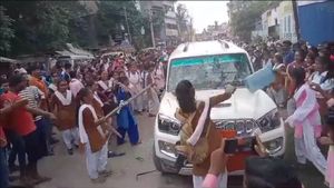 அரசு பள்ளி மாணவிகள் அடித்து நொறுக்கிய கார் அவரோடதா! வீடியோவை பாத்ததும் தூக்கி வாரி போட்றுச்சு!