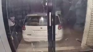 ஏடிஎம் முன்னாடி வந்து நின்ன மாருதி கார்! உள்ளே இருந்து இறங்கியவர்களால் ஷாக்! வீடியோ பாத்து நாடே ஆடி போயிருச்சு