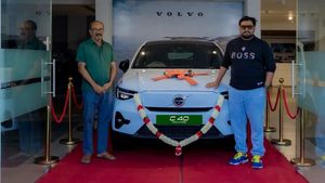 கேக் வெட்டி, மாலை அணிவித்து வீட்டுக்கு கூட்டிட்டு போறாங்க!! வால்வோ எலக்ட்ரிக் கார் சாலைக்கு வர தயார்!