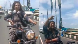 போலீஸை அதிர்ச்சியில் உறைய வைத்த பெண் பைக் ரைடர்! வெச்சிருந்த பொருளை பாத்து எல்லாரும் ஆடி போயிட்டாங்க! வீடியோ!