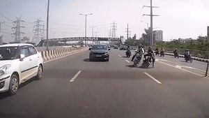 வேகமாக எஃப் இசட் பைக்கில் வந்த இளைஞர், திடீரென குறுக்கே வந்த 